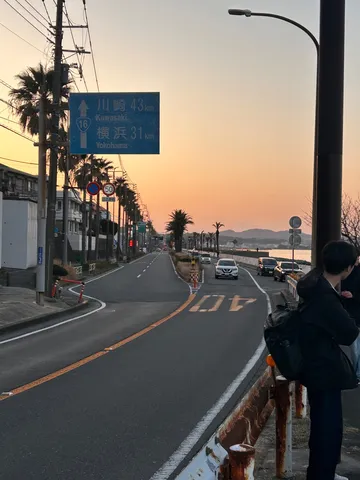 夕暮れの海岸線、旅路の予感