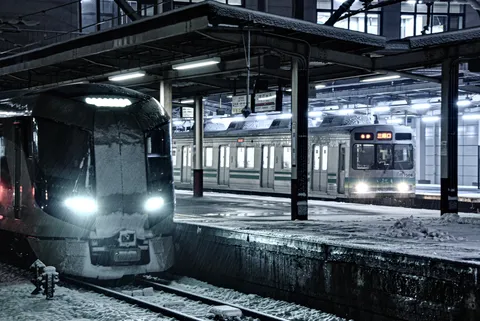 冬の駅、光と雪の情景