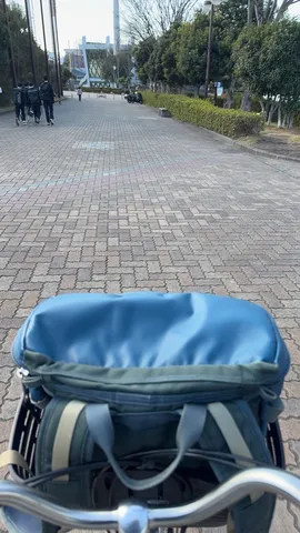 青いバッグが主役の道風景