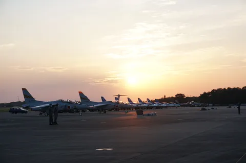 夕陽に並ぶ戦闘機、静かなる出撃前夜