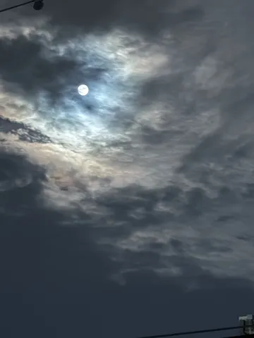 月夜の雲間からのぞく光
