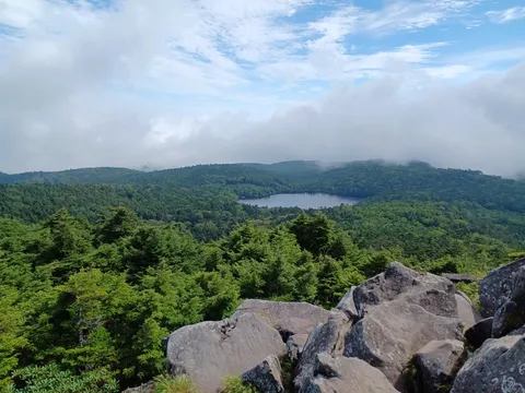 雲海に浮かぶ神秘の湖