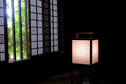 静寂を照らす行灯の光