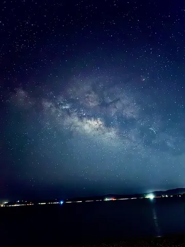 満天の星空と夜景のコントラスト