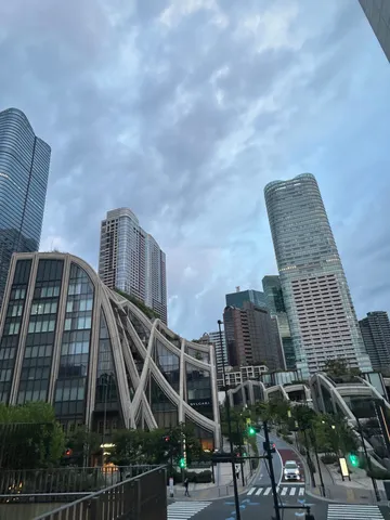 近未来都市の夕暮れ散歩