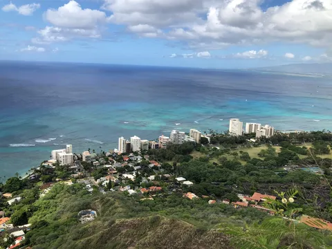 海と街の青が織り成す夏景