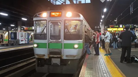 駅の灯りと旅立ちの予感