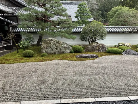 砂紋と緑の美しい庭