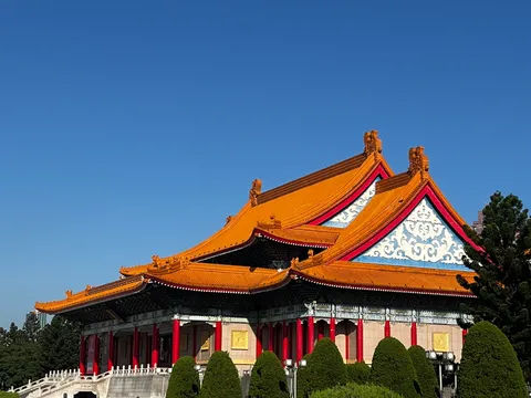 青空に映える朱色の屋根