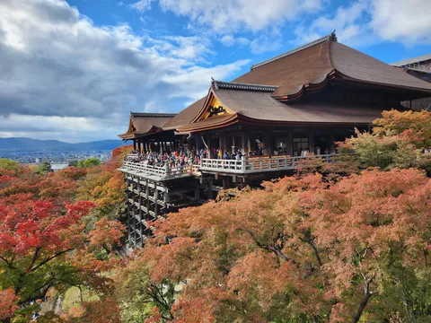 紅葉に包まれる古刹の舞台