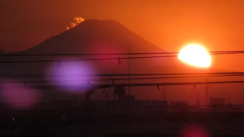 夕焼けに染まる霊峰と電線