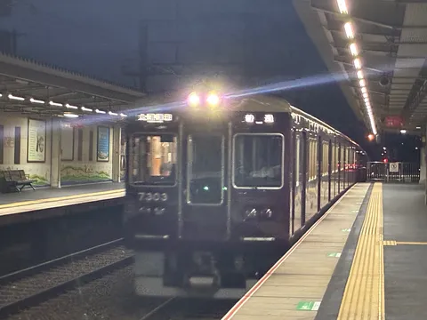 夜の静寂、駅に佇む列車の旅愁