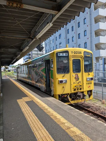 黄色い列車とビルディングのコントラスト