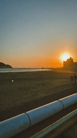 夕暮れの海辺、管道と水平線