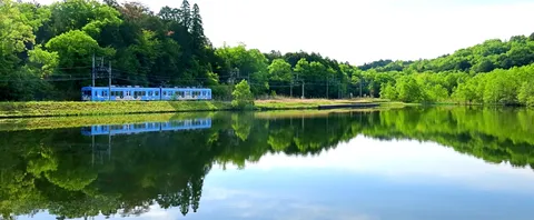 湖と列車の静かな往来