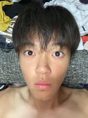 寝起き？無防備な表情にドキッ
