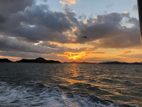 空と海とヘリコプターの黄昏