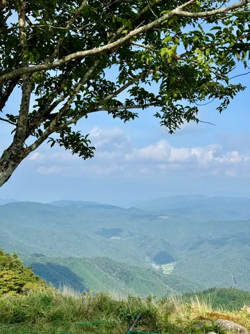 山並みに緑、青空と雲