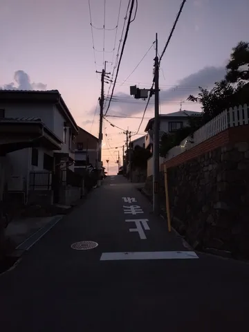 夕暮れの坂道、電線と空のコントラスト