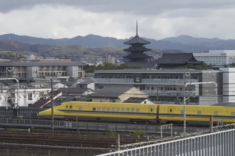 黄色い列車と古都の空