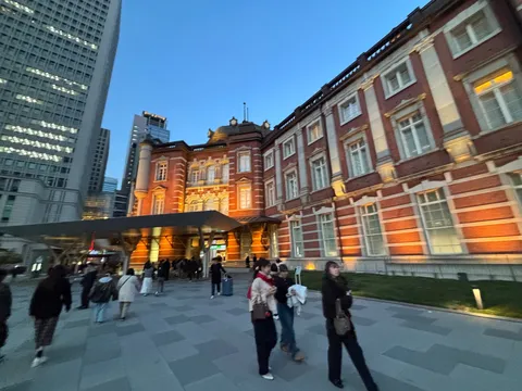 夕暮れのレンガ造りの駅舎と近代建築