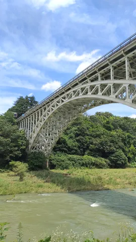 渓流にかかる白いアーチ橋