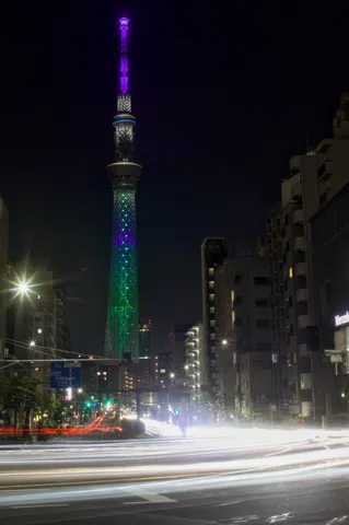 煌めく東京の夜景、光の軌跡