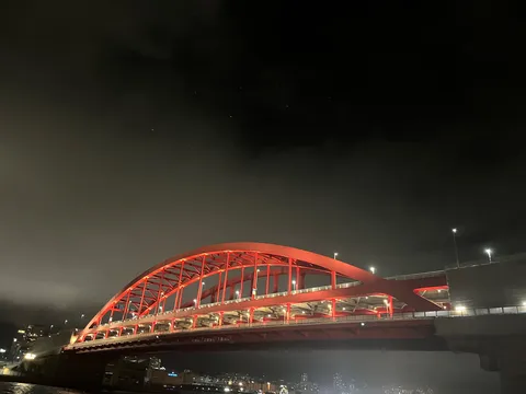 夜空を彩る赤い橋のシルエット