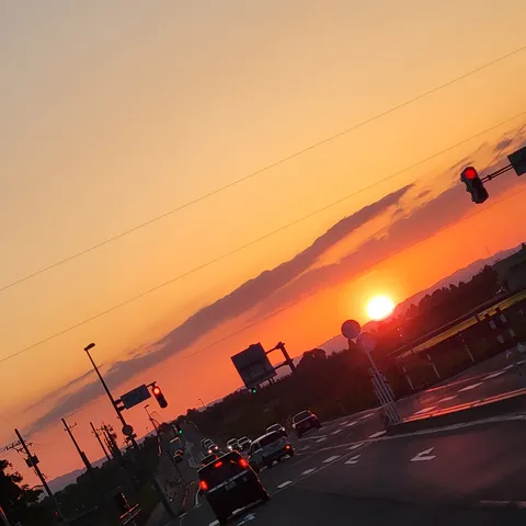 夕焼けに染まる、信号待ちのドライブ
