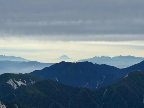 幾重にも重なる山々の稜線