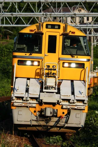猛進する黄色い列車、その勇姿！