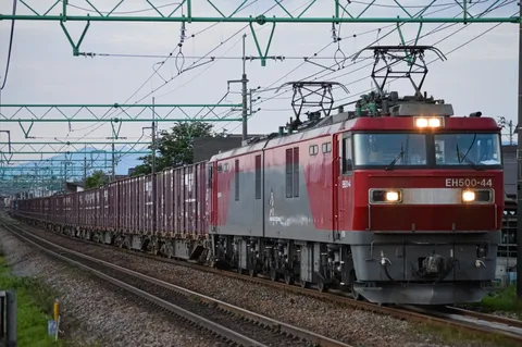 長大編成の貨物列車、夕暮れ時を駆ける