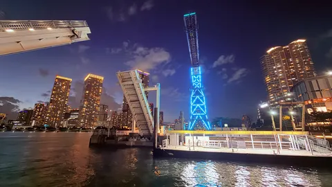 青い塔と夜の跳ね橋