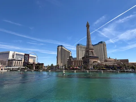 青空に浮かぶエッフェル塔