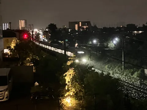 夜の線路に灯る街灯