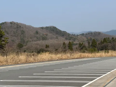 静寂の舗装路、遠くの山並み