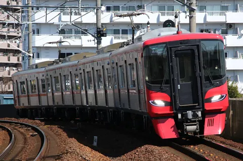 疾走する都会の赤い電車