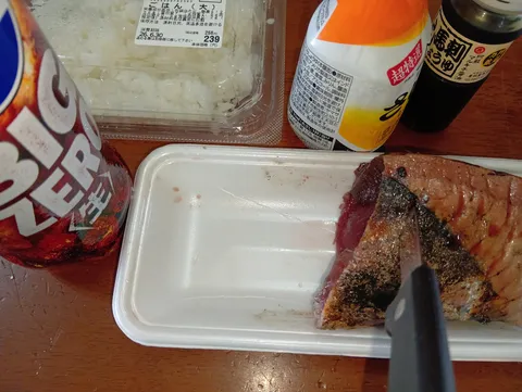 食卓に彩り、ナイフが誘う食欲