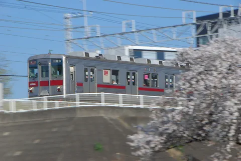 春風と疾走する電車