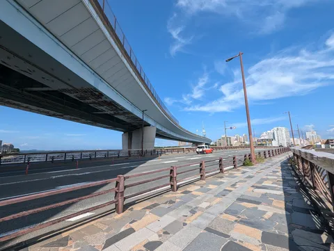 海風と橋梁の静かな余韻