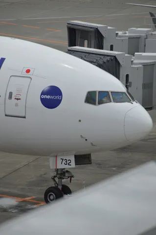 青い円と日の丸、駐機場の風景