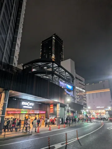 夜の街に灯る、賑わいの光