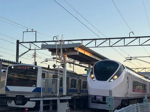 出発と到着、交差する鉄道の情景
