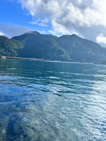 静寂の海と緑の山々