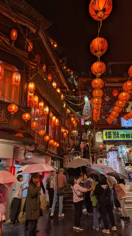 夜の提灯と傘の群れ