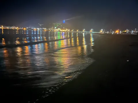夜の海辺、灯りのシンフォニー