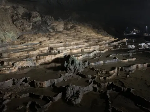 天然のテラス席？不思議な洞窟の光景