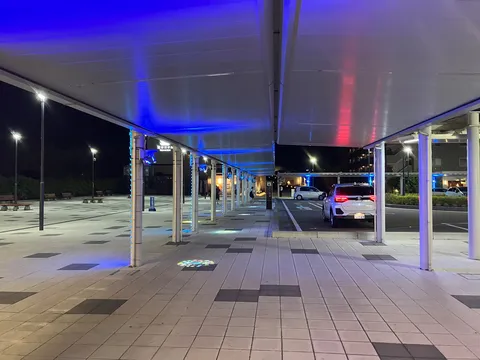 近未来的な夜のアーケード