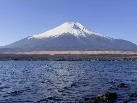 湖面に映える雪化粧の富士