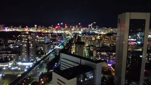 夜景に浮かぶ未来都市のきらめき